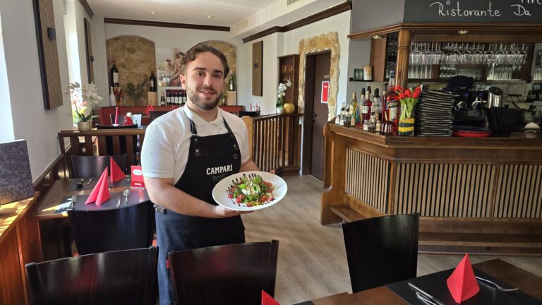 Jusuf Karahat mit einer Caprese aus Büffelmozzarella, Kirschtomaten, frischem Basilikum und hausgemachtem Basilikum-Pesto. Foto © Branczeisz