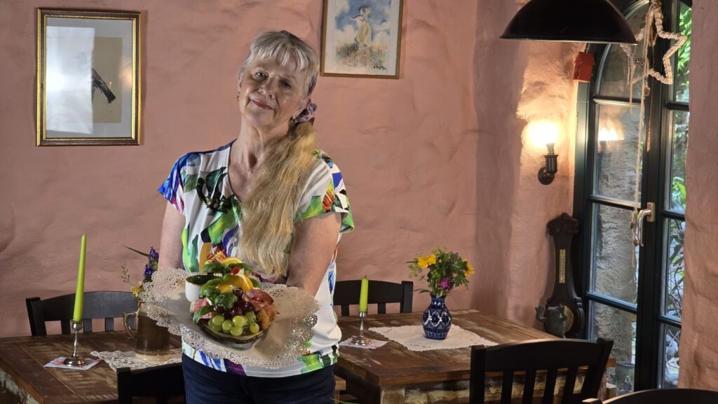 "Frau Butter" mit dem "Schlossbrett", eine rkalte Spezialität, die sich gemütlich bei einem Plausch verzehren lässt. Foto © Branczeisz