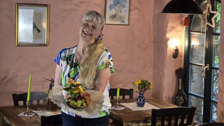 "Frau Butter" mit dem "Schlossbrett", eine rkalte Spezialität, die sich gemütlich bei einem Plausch verzehren lässt. Foto © Branczeisz