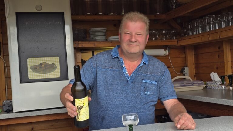 Thomas Seifert bewirtschaftet 2.200 Quadratameter - selten ist sein Gutedel. Foto © Branczseisz