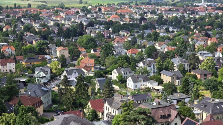 Der Fernzug hält ab Dezember nicht mehr in Radebeul. Foto © Branczeisz