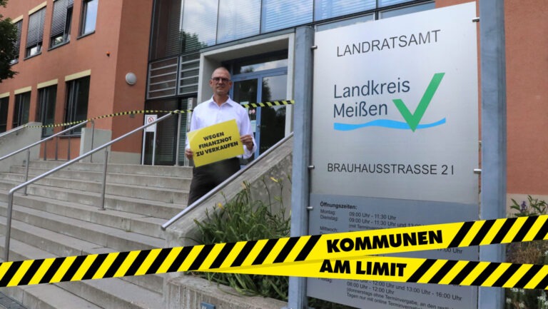 Landrat Ralf Hänsel macht vor dem Landratsamt in Meißen auf den Aktionstag aufmerksam. Foto © Landratsamt