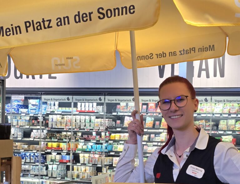 Marktleiterin Alice Manig lädt schon mal für nächsten ins Rewe ein. Foto © Branczeisz