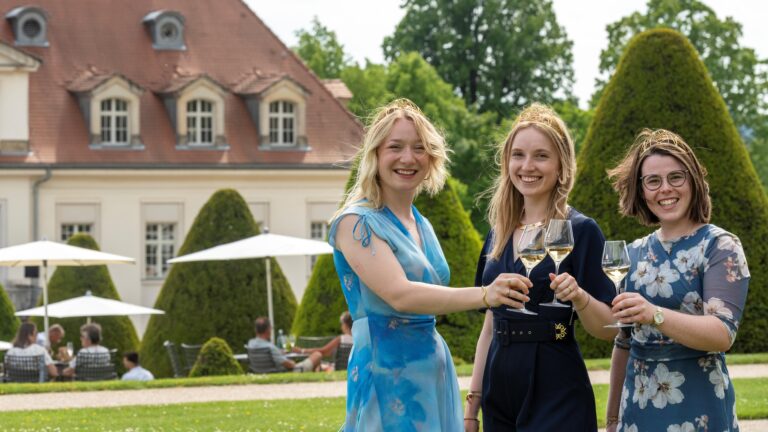 Die Deutsche Weinkönigin Anna-Zenz (Mitte) stößt mit den Deutschen Weinprinzessinen Emma Meinhardt (li.) und Katja Simon (re.) auf 190 Jahre Sekttradition in Sachsen an. Foto © Norbert Millauer