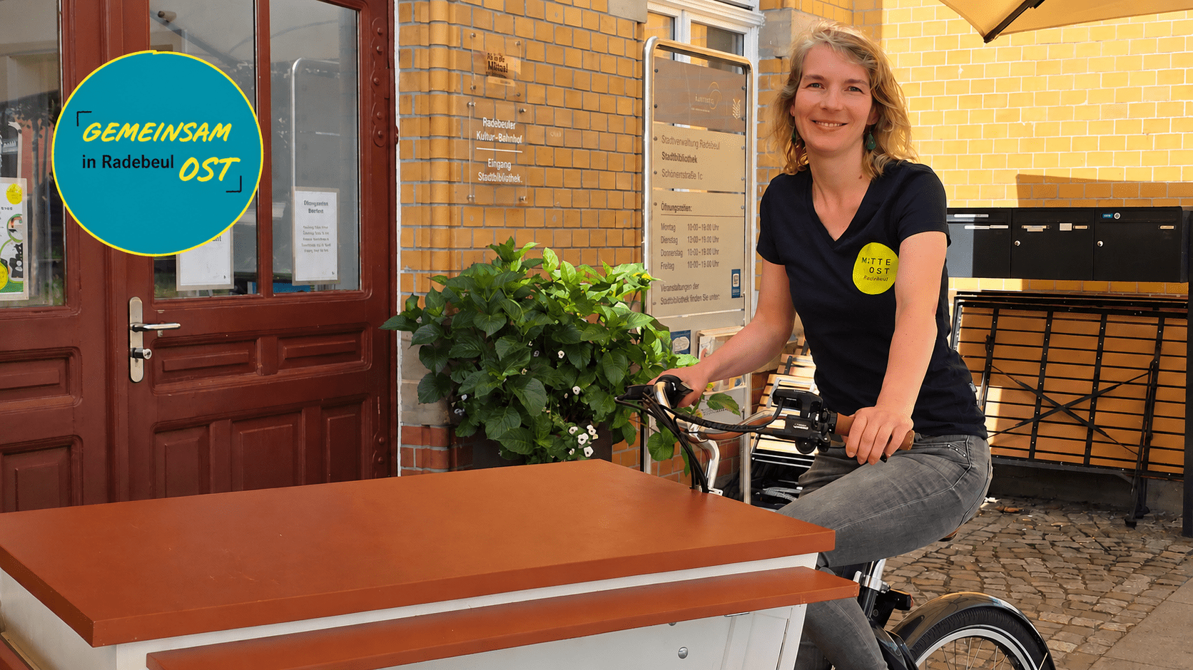 Anja Kiesewalter mit ihrem Kuchen-Rad vorm Kulturbahnhof Ost. Foto © Branczeisz