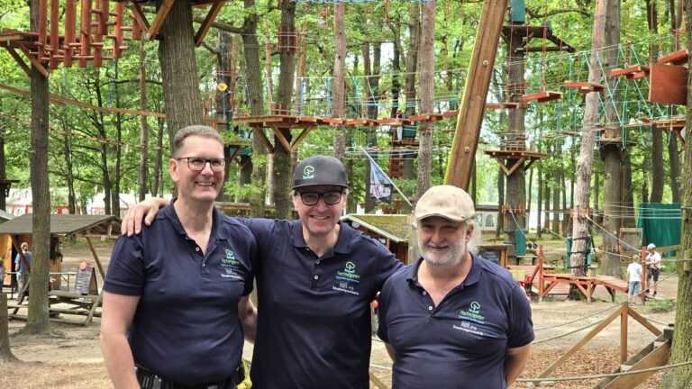 Dariusz Wieczorek (re.), Jan Tappert (li.), Andreas Hiller - die drei Macher vom Hochseilgarten. Foto © Branczeisz