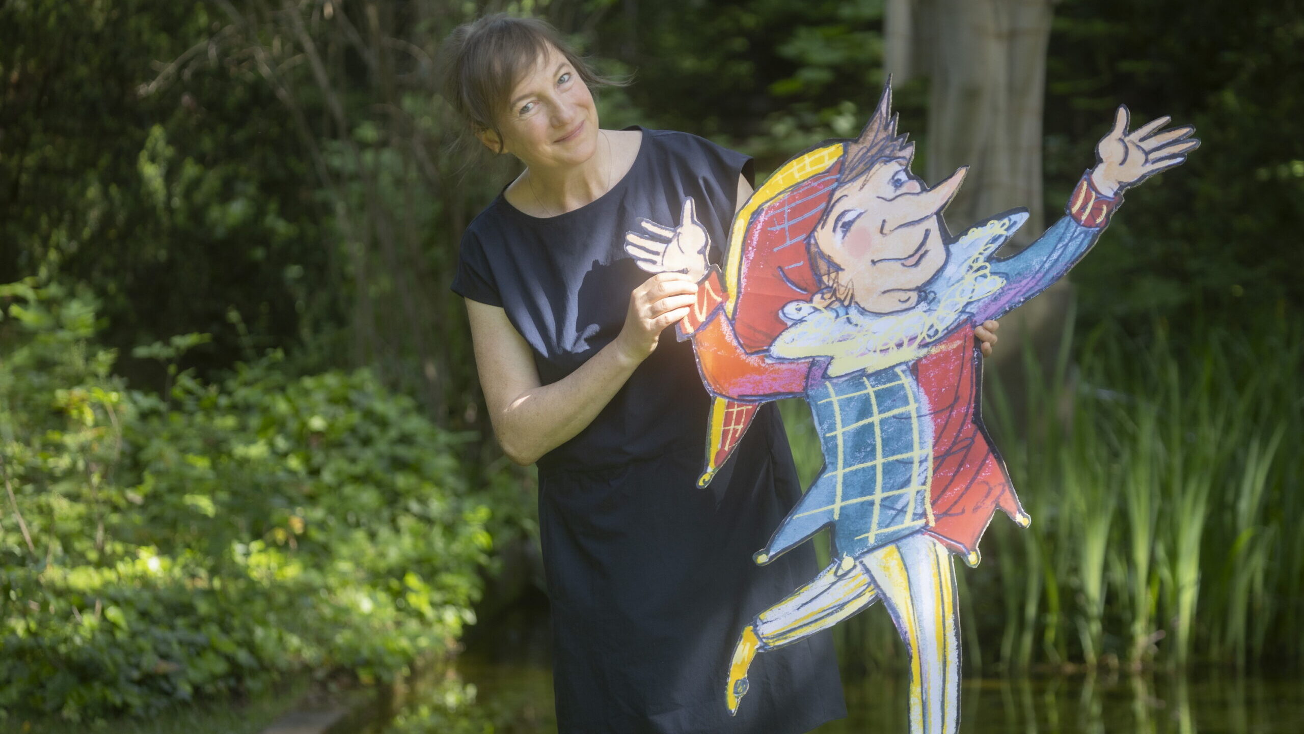 Sylvia-Graupner mit der neuen Radebeuler Kasperfigur. Foto © Sylvio Dittrich