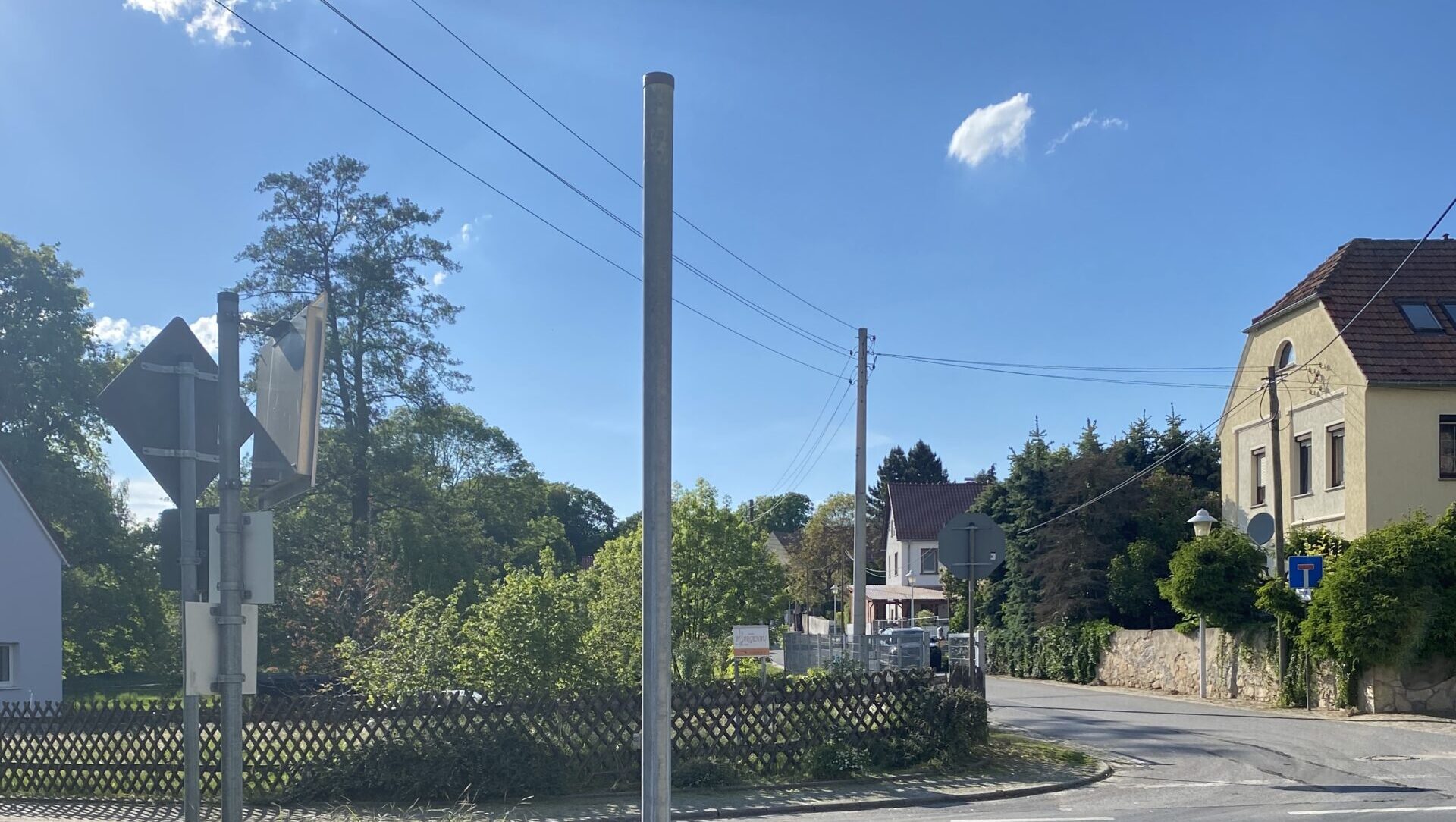 Ein neuer Pfosten für die Knotenpunktwegweisung in Naunhof. Foto © Landratsamt