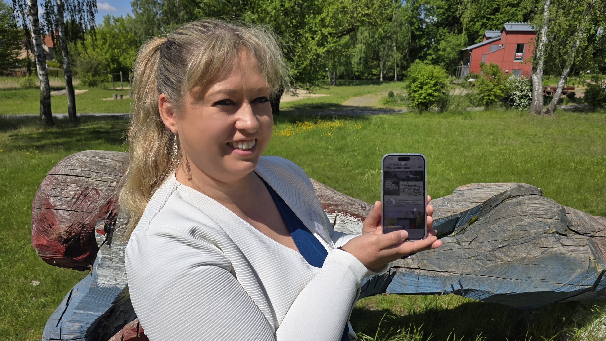 Silke Opitz von der Kulturlandschaft Moritzburg freut sich über die neue BRÜCKE-Web-App. Foto © Branczeisz