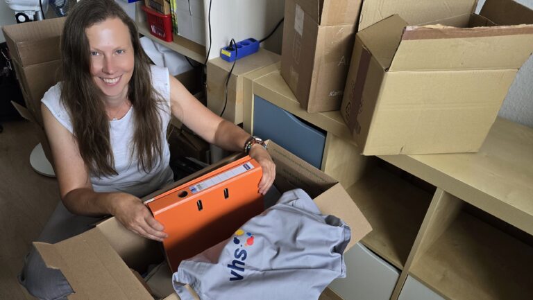 Heike Keil packt die Kartons - die Volkshochschule Meißen zieht an den Baderberg. Foto © Branczeisz