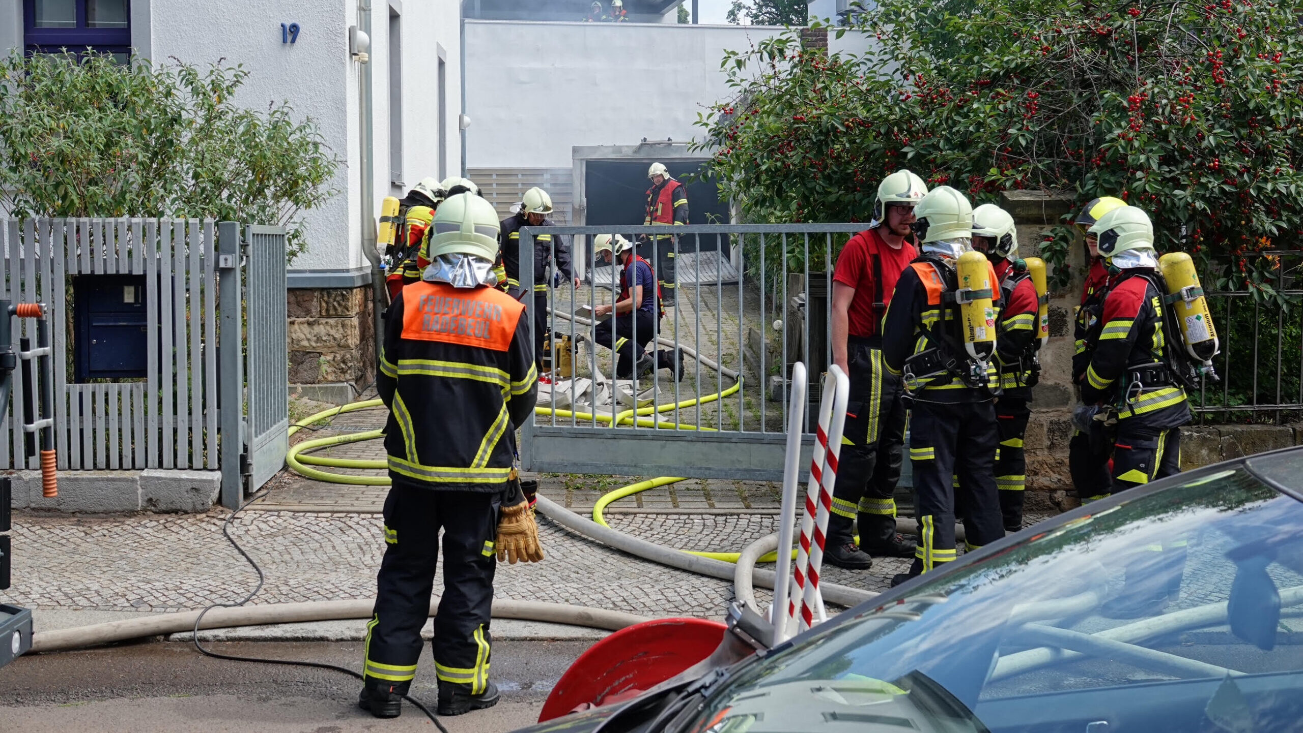 Brand in der Gellertstraße in Radebeul: Anbau vollständig zerstört, Garage schwer beschädigt. Foto © Roland Halkasch