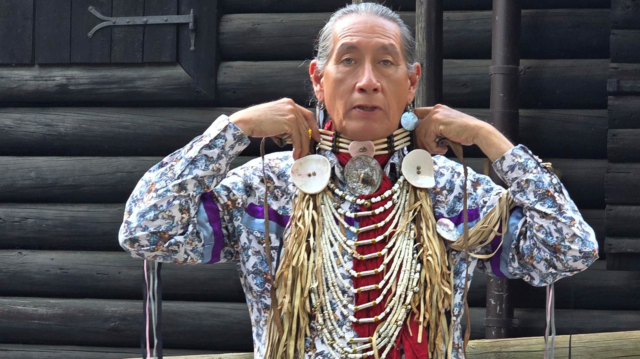 Kendall Old Elk kommt aus Montana und zeigt den traditionellen Schmuck seines Ururgroßvaters. Foto © Branczeisz