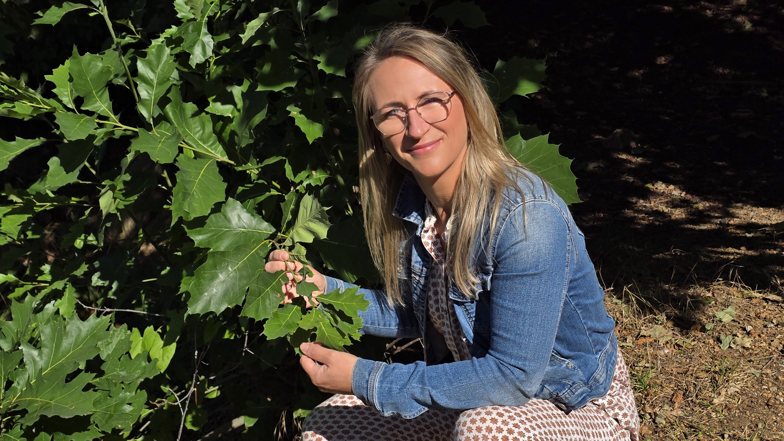 Heilpraktikerin Theresa Scholz aus Radebeul erklärt, weshalb langsames Gehen, Stille und Natur heute wichtiger denn je sind. Foto © Branczeisz