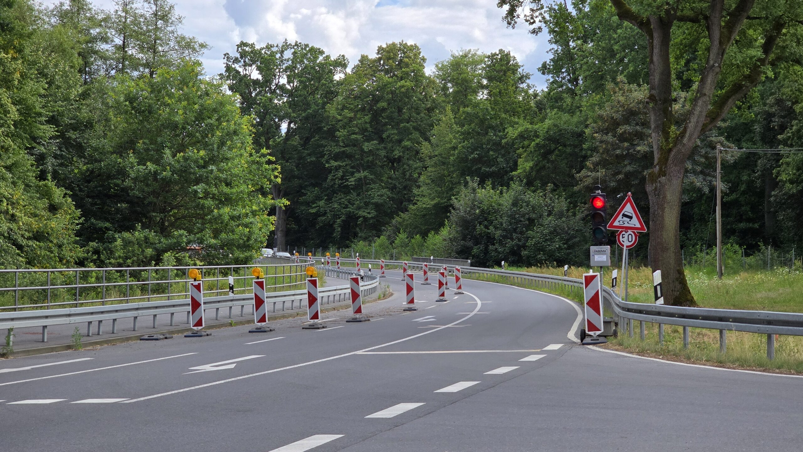 Die Entwässerung an der neuen S 100 halte Starkregen nicht stand. Eine Dauerampel verursacht Stopps, Kosten und vermeidbaren Verbrauch. Foto © Branczeisz