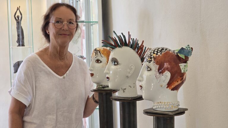 Silvia Klöde in der Hoflößnitz mit ihrer Figurengruppe "Das Urteil des Paris". Foto © Branczeisz