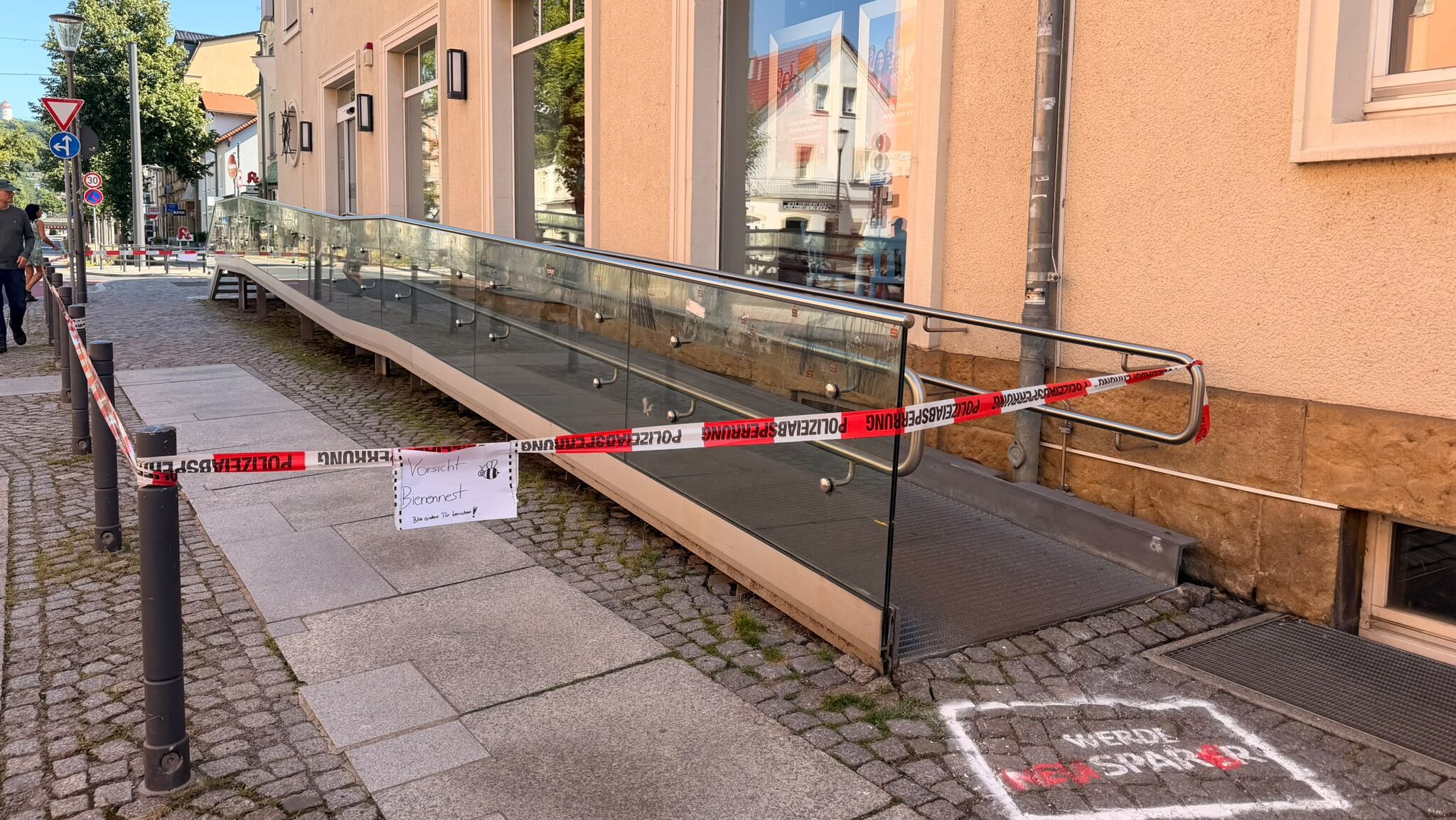 Bienenschwarm in Radebeul sorgt für kurze Sperrung. Foto © Schinew