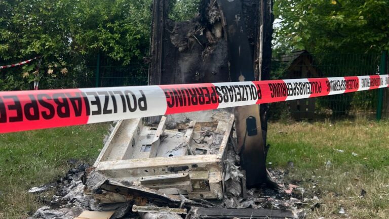 Unbekannte haben die Bücherzelle auf dem Mehrgenerationenplatz in Moritzburg zerstört. Foto © Verein