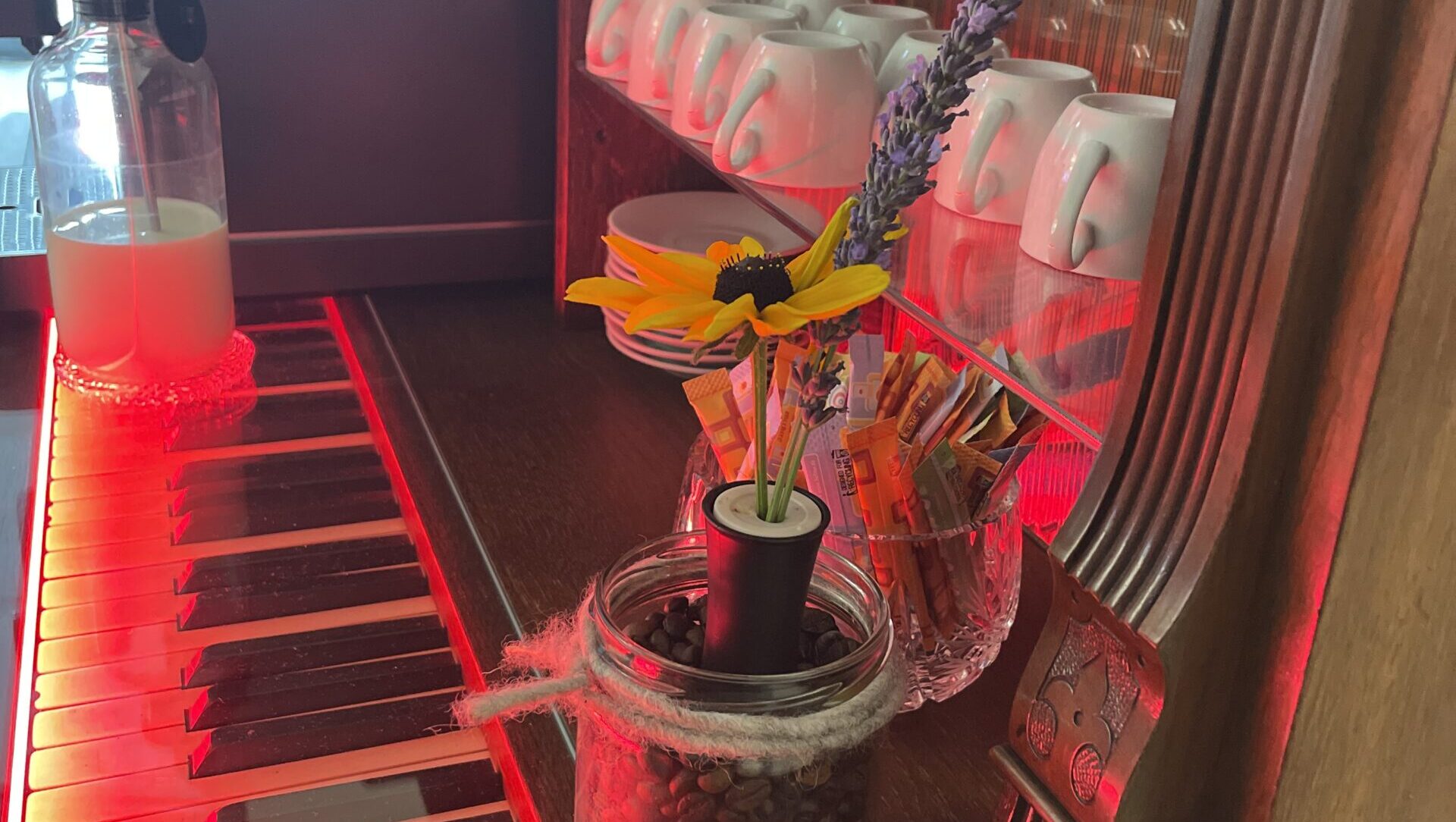 Aus einem alten Klavier wurde in Radebeul eine außergewöhnliche Kaffeebar. Foto © Johanniter