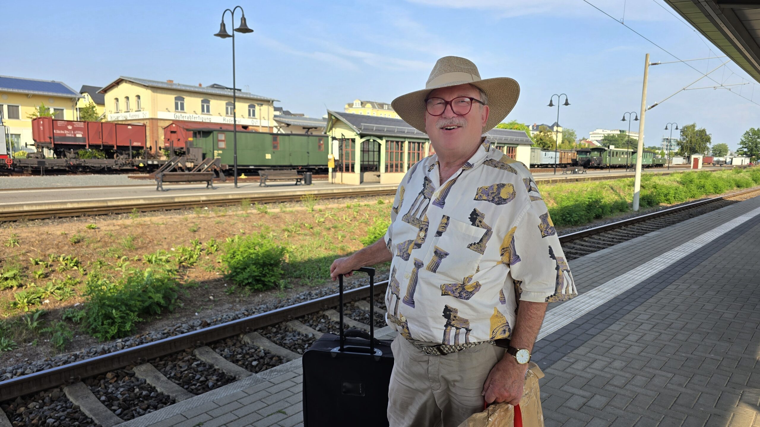 Helmut Zimmermann reiste mit "Winnetou" unterm Arm in Radebeul-Ost an. Foto © Branczeisz
