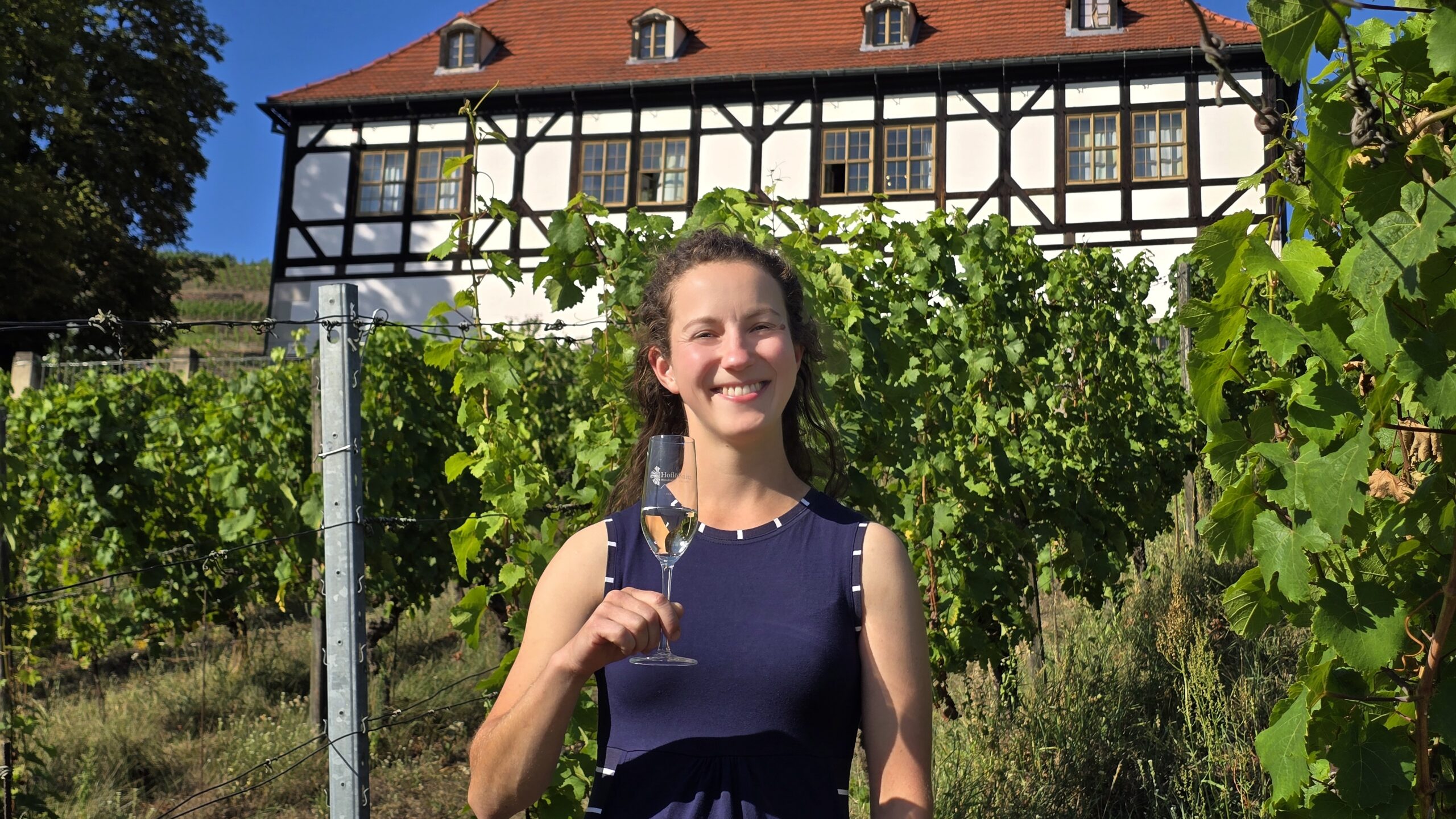 Sie studierte, fand keinen Job und ist jetzt Jahrgangsbeste der neuen Winzer-Generation - Lotte Mann vom Weingut Schuh. Foto © Branczeisz