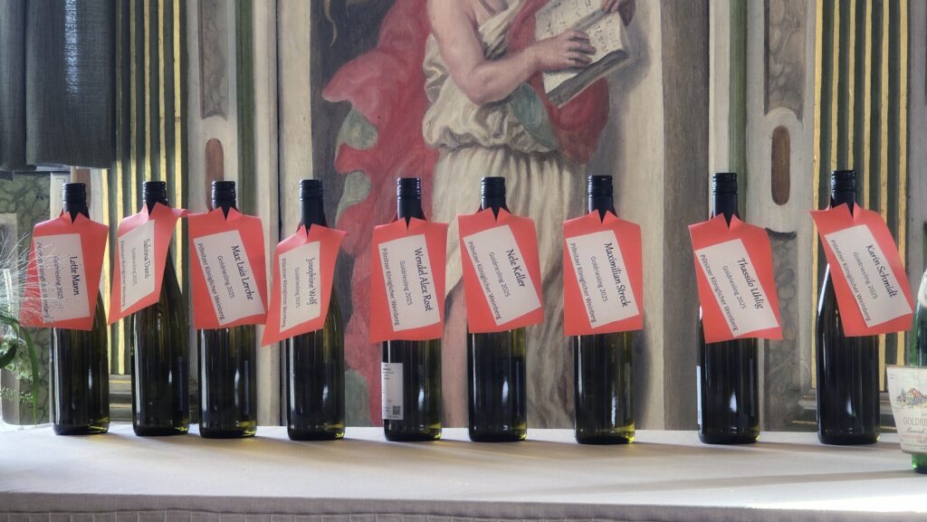 Ein besonderes Geschenk: eine Flasche Goldriesling 2025 vom Pillnitzer Königlichen Weinberg. Dort hatte jeder der jungen Winzer selbst mitgearbeitet.
Foto © Branczeisz