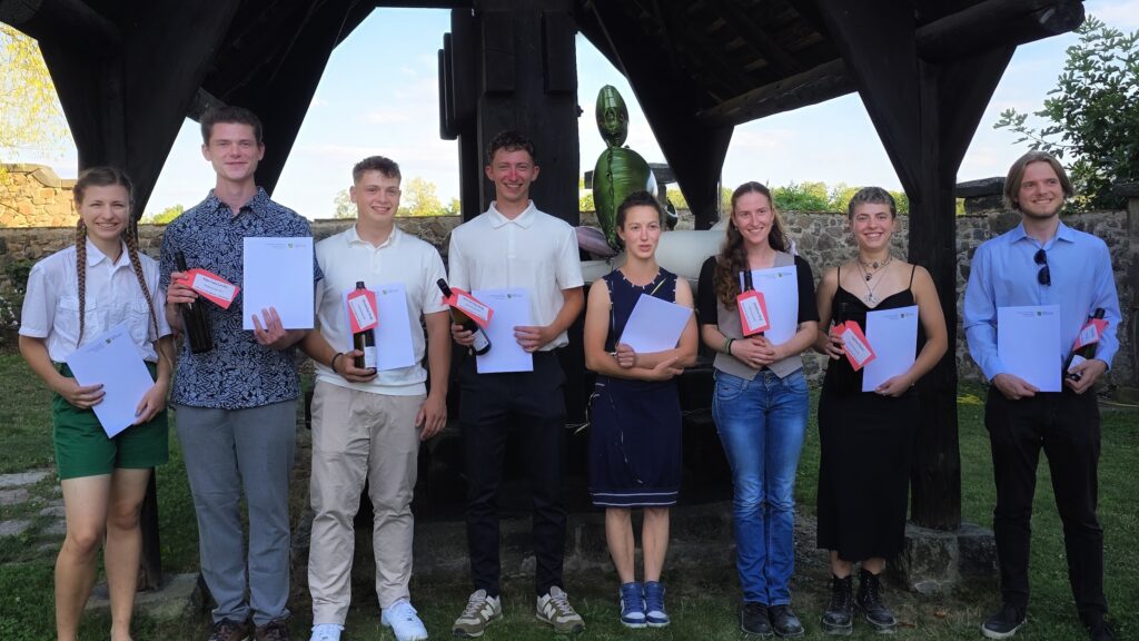 Acht junge Winzer - alle bleiben in Sachsen. Foto © Branczeisz