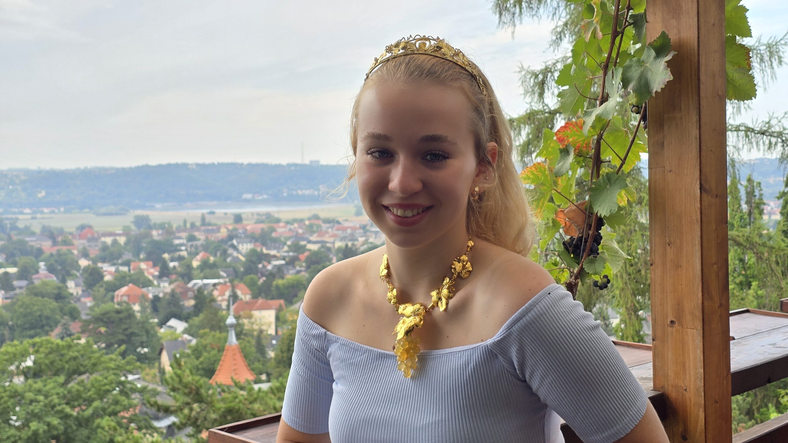 Luise Puhlmann zwischen Familienweinberg, Tanzparkett und Zukunftsplänen: ein persönlicher Besuch bei Sachsens Weinhoheit in Radebeul. Foto © Branczeisz