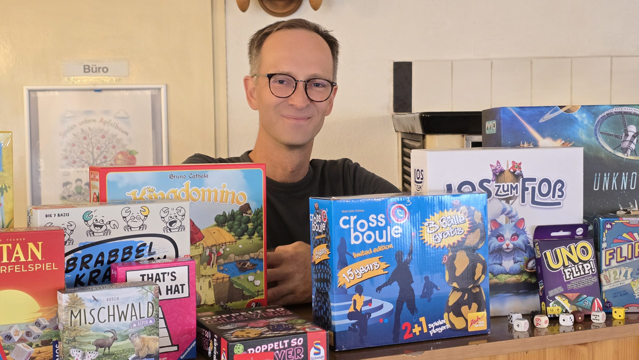 Jan Lukaschek hat schon stapelweise Spiele gesammelt - hier findet jeder etwas für sich. Foto © Branczeisz