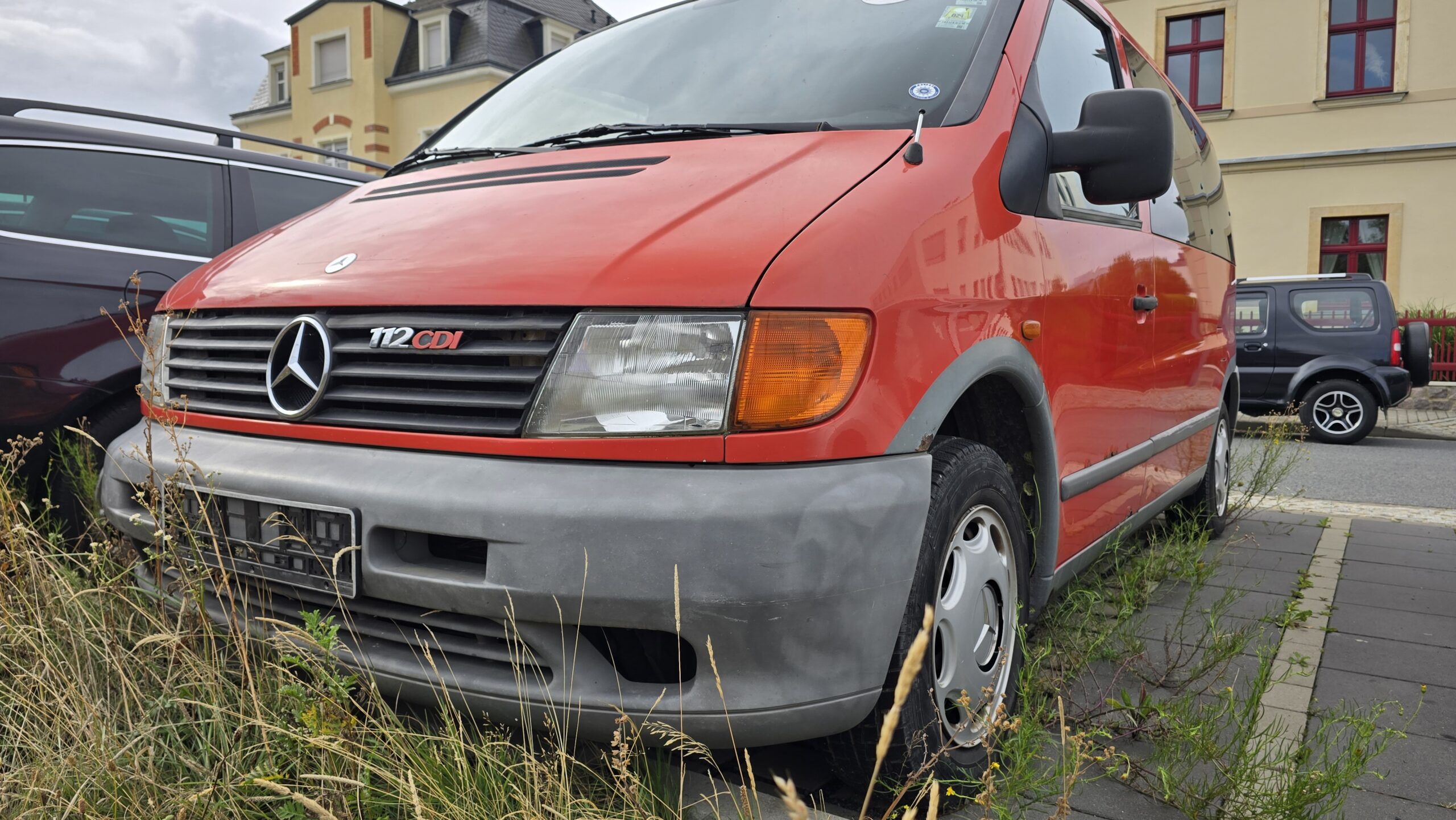 Dieser Mercedes Vito steht seit gut zwei Jahren in der Güterhofstraße, sagen Anwohner. Foto © Branczeisz
