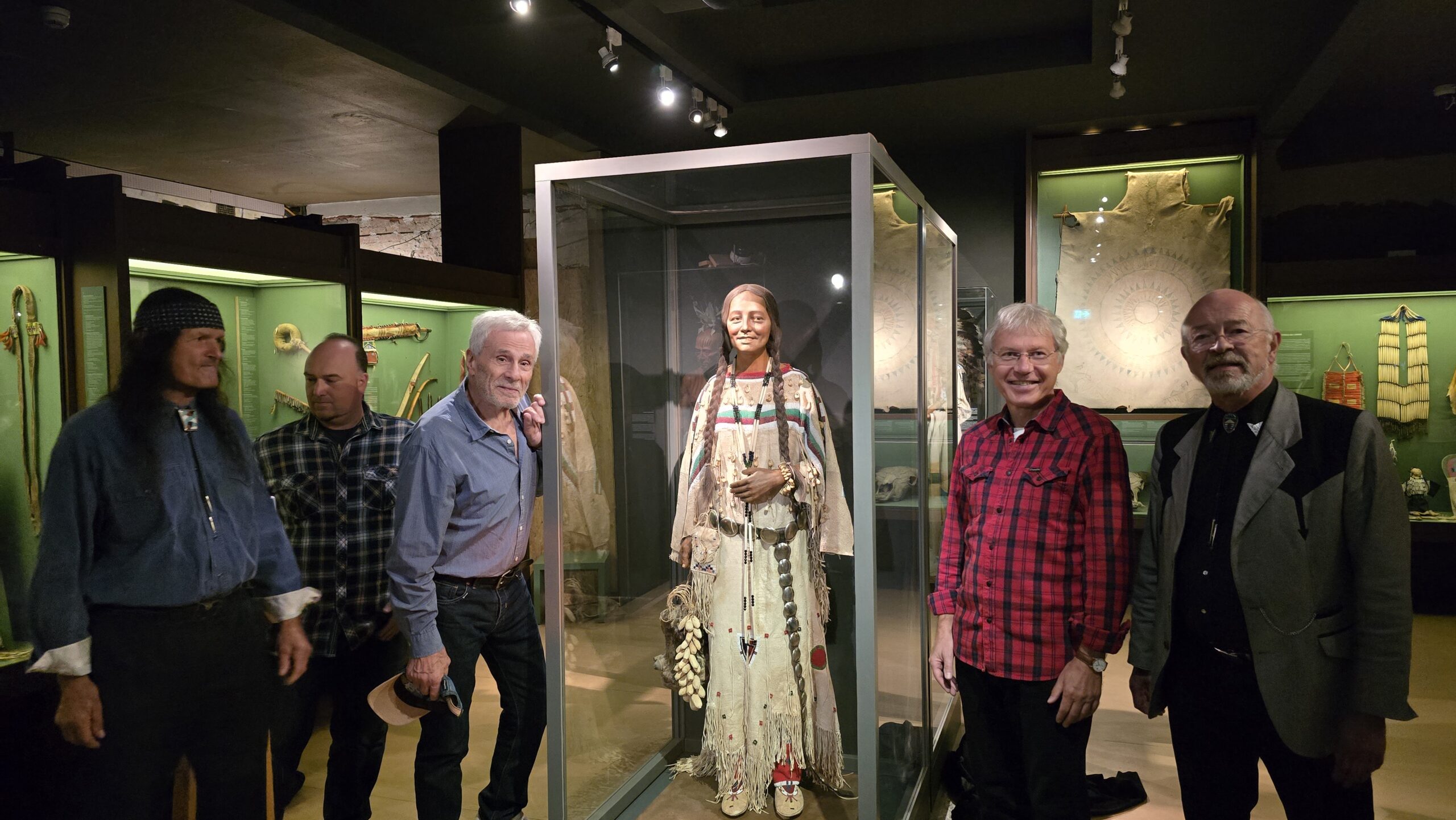 Gojko Mitić tauft die restaurierte Blackfoot-Figur in Radebeul auf Sitopanaki – den Namen seiner ersten Filmfrau aus „Die Söhne der Großen Bärin“. Foto © Branczeisz