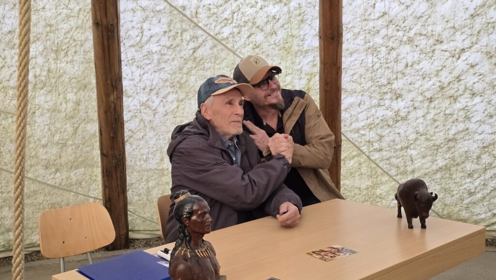 Autogramm-Stunde im Tipi: "Danke für die schöne Kindheit".
Foto © Branczeisz