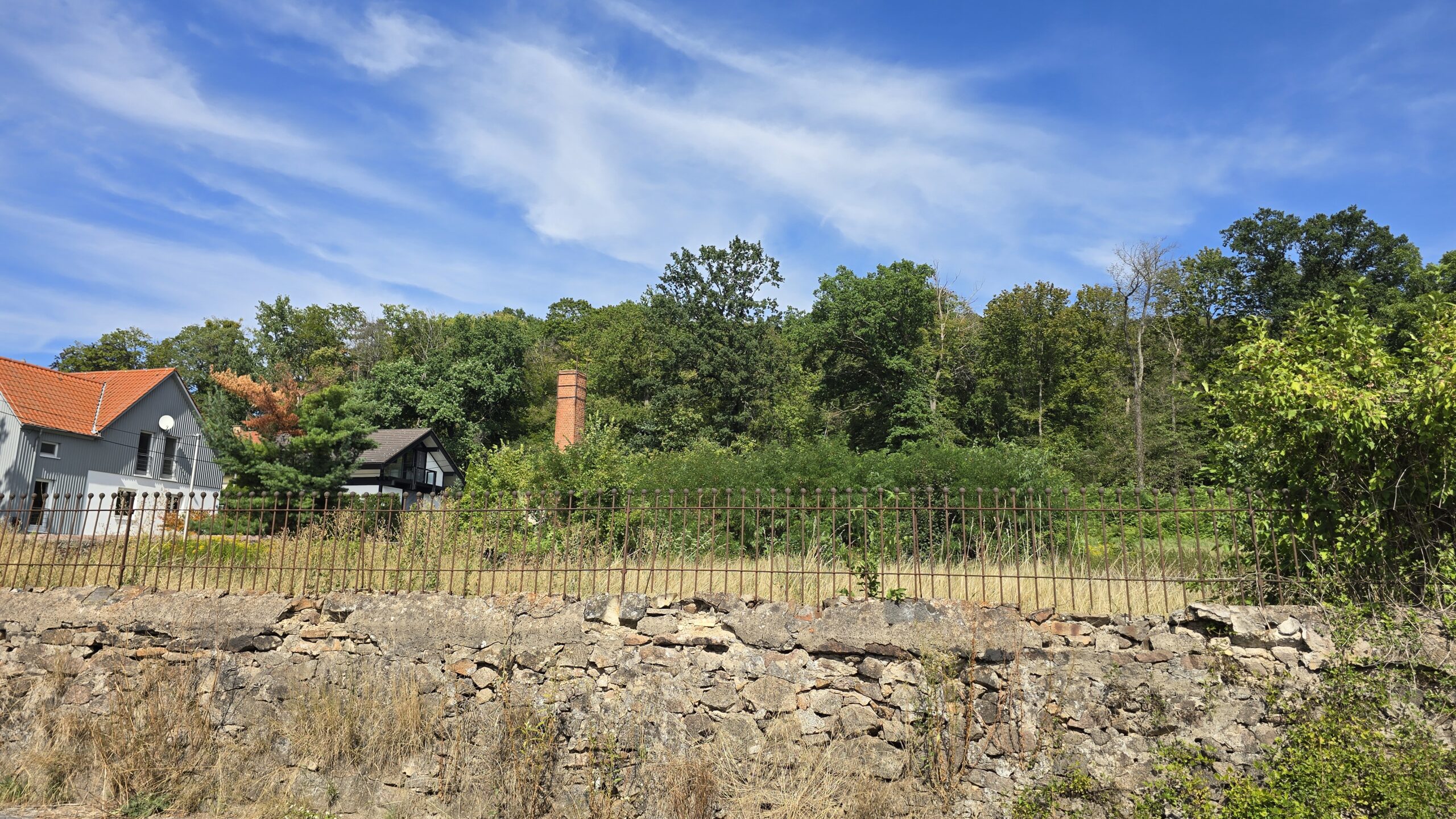 Um dieses Grundstück an der Mittleren Bergstraße geht es. Foto © Branczeisz
