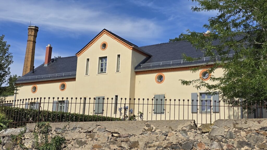 Das frühere Heizhaus wurde schon schmuck zum Wohnen umgebaut. Foto © Branczeisz