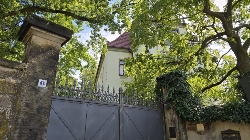 Das Hohenhaus etwas verwunschen vom Tor aus. Foto © Branczeisz
