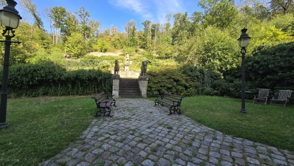 Ein Ausblick in den historischen Garten. Foto © Branczeisz