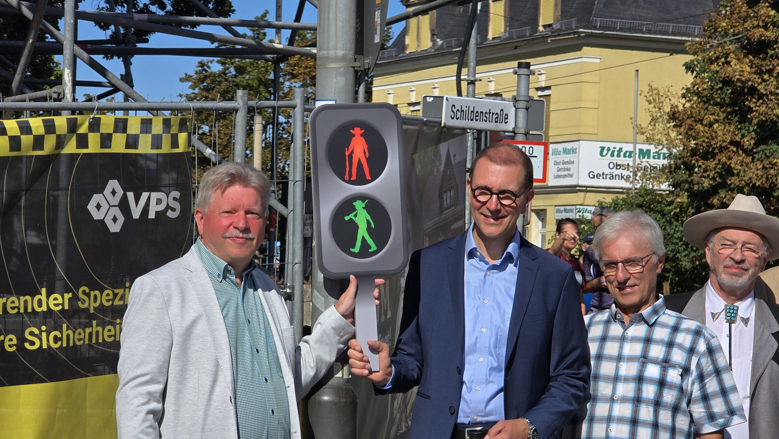 Old Shatterhand statt Ampelmann: Radebeul schaltet an der Schildenstraße auf Wildwest. Foto © Branczeisz