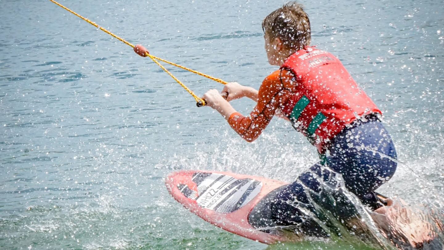 Wasserski und Wakeboarding werden zum Schulsport am Kiessee Leuben. Auch Schulen außerhalb Dresdens können teilnehmen und Förderung nutzen. Foto © Wasserskilift Dresden