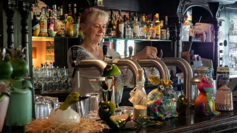 Frau Butter zapft ein Bier in Ihrer Gastwirtschaft - Foto © Paulus Schinew