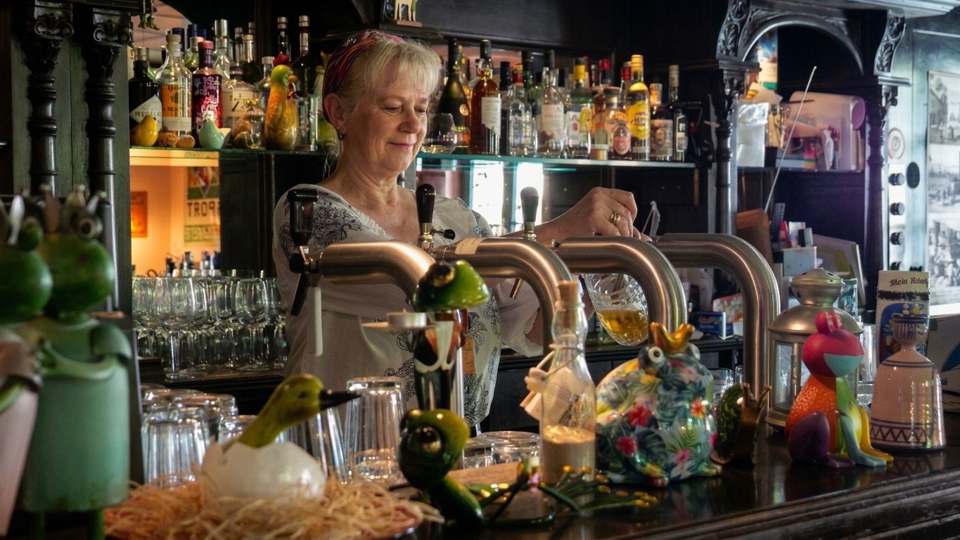 Frau Butter zapft ein Bier in Ihrer Gastwirtschaft - Foto © Paulus Schinew