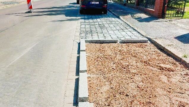 Die neuen Parkstreifen wurden mit wasserdurchlässigem Fugenpflaster befestigt und Bauminseln für eine bessere Begrünung und ein angenehmeres Stadtklima angelegt. Foto © Coswig