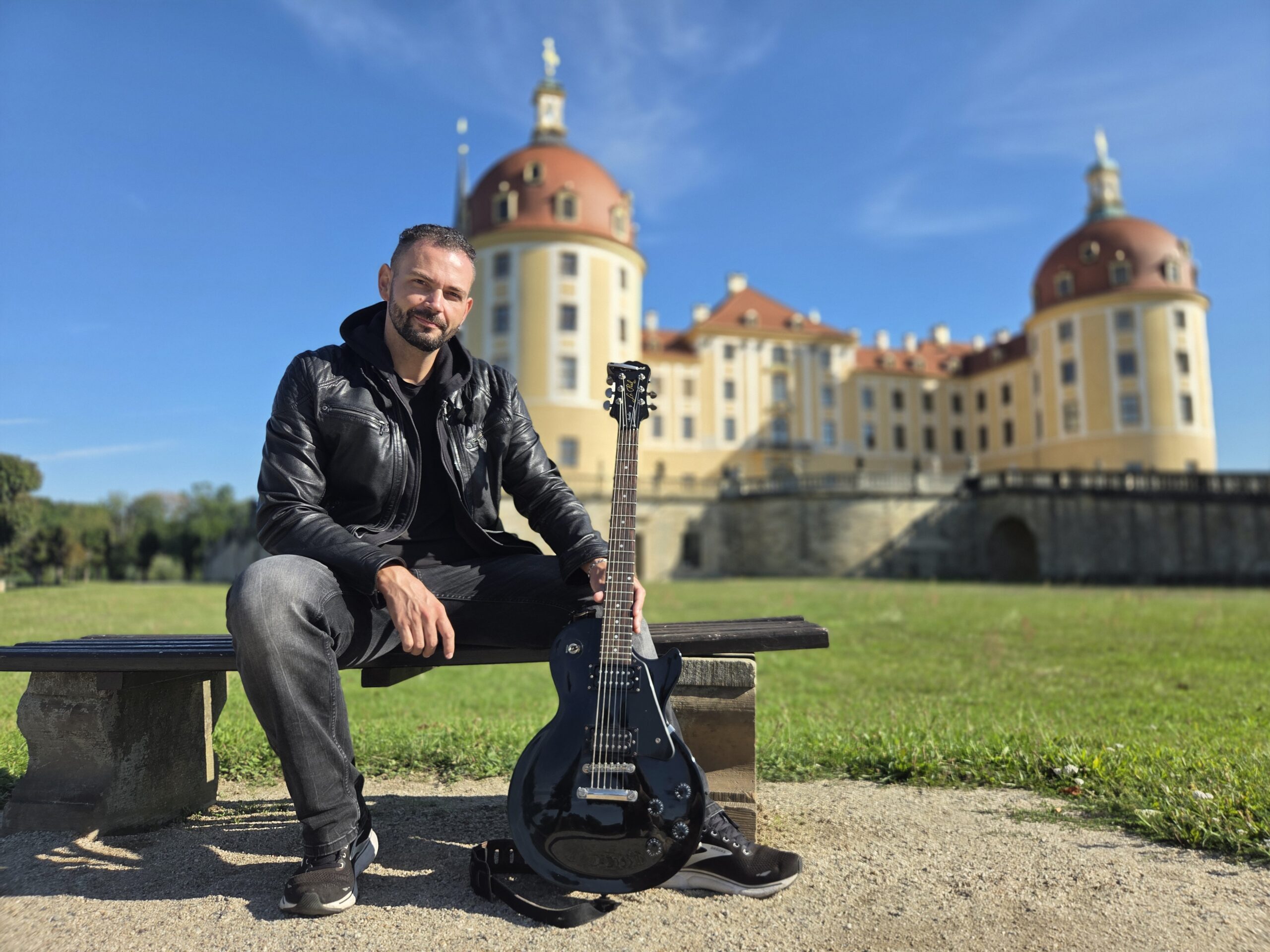 Erik Jorgal aus Moritzburg veröffentlicht „TANZ AUF DER KLIPPE“: 19 persönliche Deutschrock-Songs über Leben, Zweifel, Beziehungen und Neuanfang. Foto © Maxi Müller