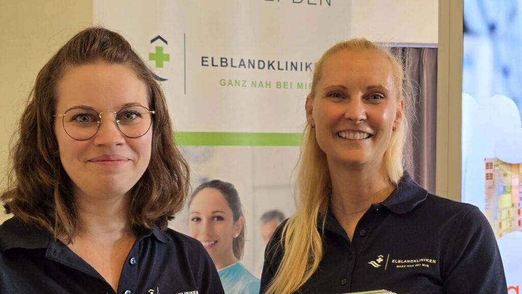 Elblandklinik: Nadja Koch, ambulante Dienste und Katja Bellmann, Bewerbungsmanagement. Foto © Branczeisz