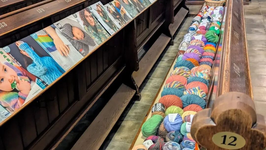 Beim Event „Fäden der Gemeinschaft“ strickt Radebeul am 29. August in der Lutherkirche für die Tafel. Wolle, Musik und Verpflegung inklusive. Foto © Wolldepot