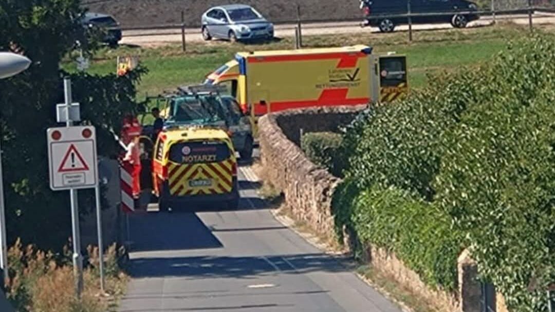 Moped und Transporter stoßen in Moritzburg zusammen. Zwei Feuerwehrkameraden helfen sofort. Foto © FFW Moritzburg