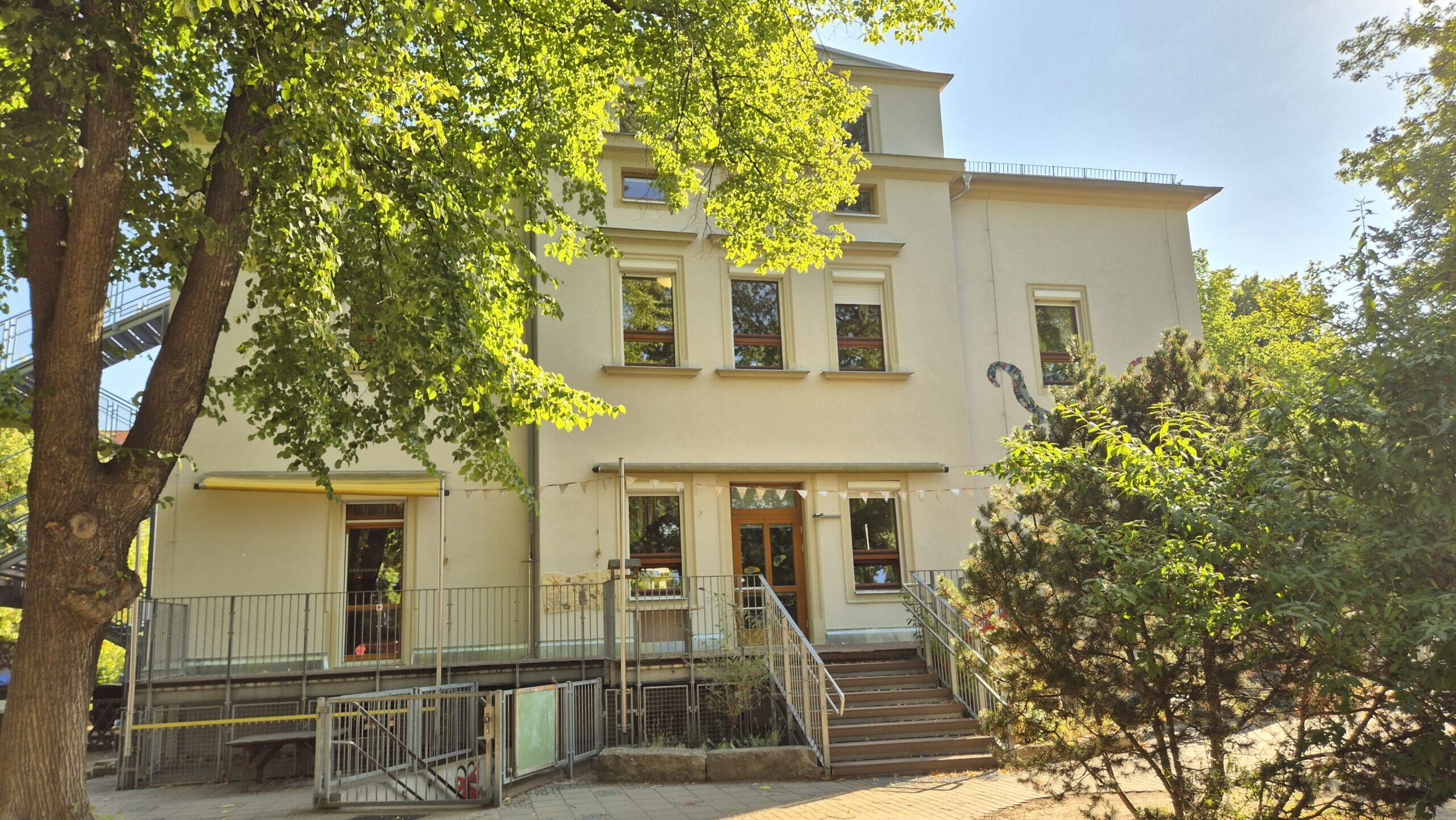 Die Kita „Sörnewitzer Kinderwelt“ hat eine frisch sanierte Fassade. Foto © Coswig