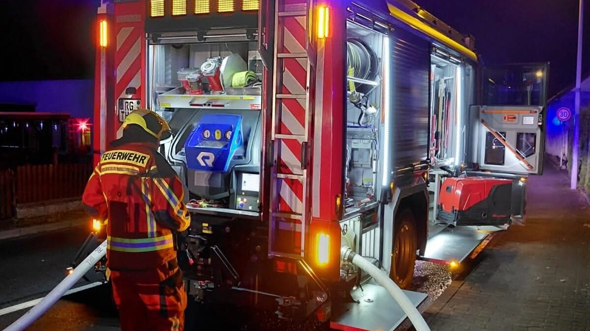 In der Nacht zu Mittwoch hat ein Feuer auf einem Grundstück an der August-Bebel-Straße. Symbolbild: Archiv