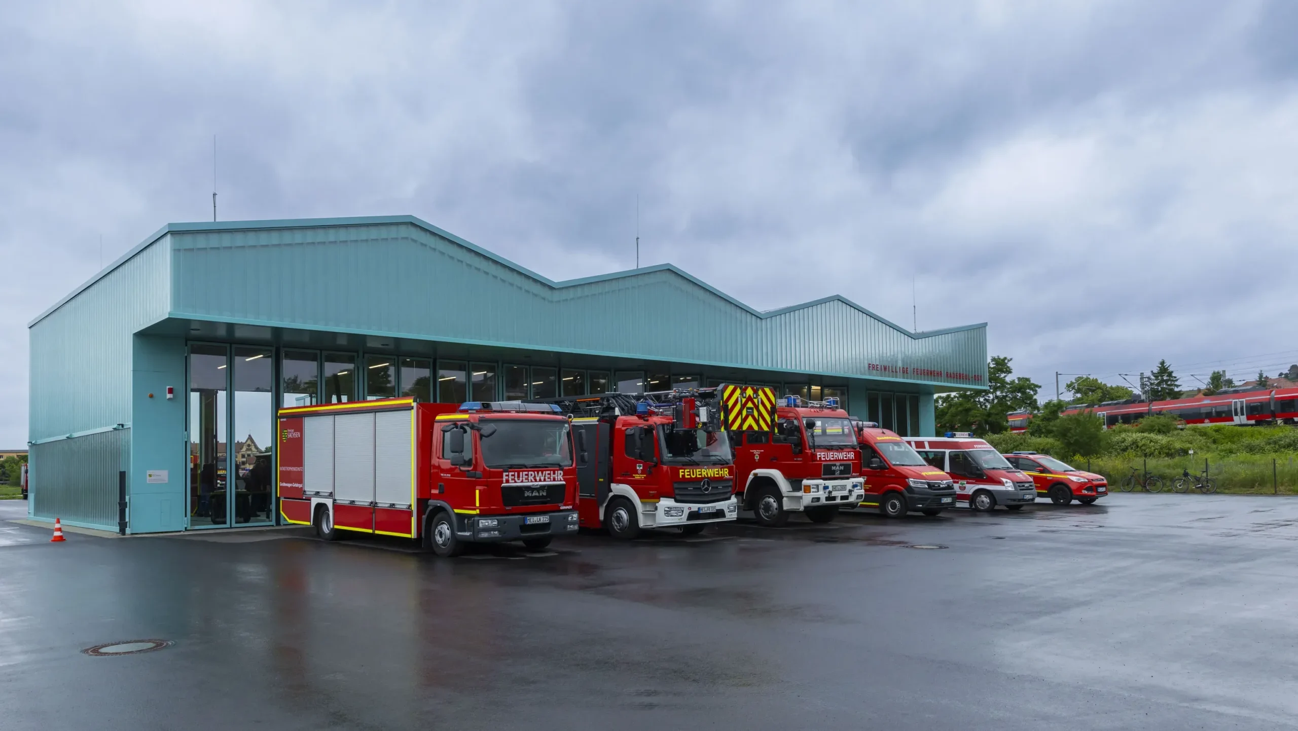 Die neue Feuerwache Radebeul-Ost steht auf der Shortlist für den DAM Preis 2027 und gehört damit zu 23 herausragenden Bauprojekten Deutschlands. Foto © Radebeul