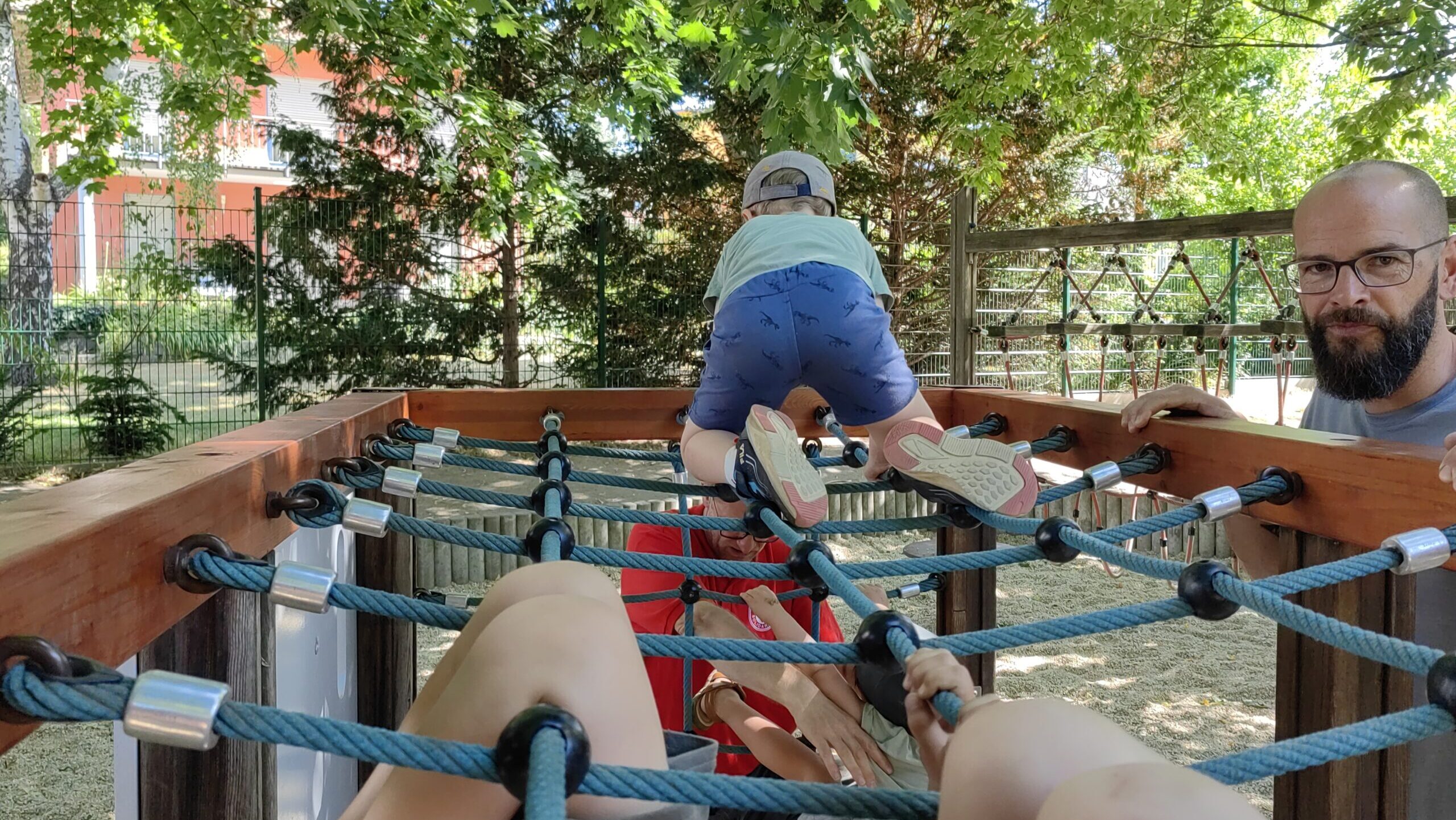 In Kitas und Schulen wurde in den Ferien wieder kräftig gebaut. Foto © Branczeisz