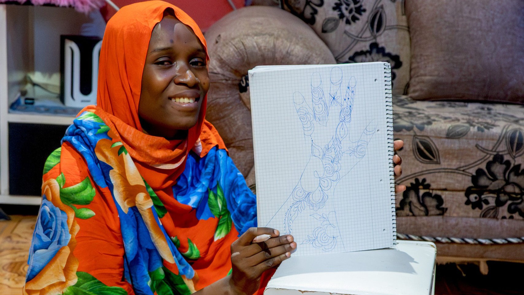 Asha ist glücklich – endlich kann sie wieder sehen. Nun blickt sie voller Zuversicht in die Zukunft: Sie möchte professionelle Henna-Künstlerin werden. Foto © CBM/Bothe