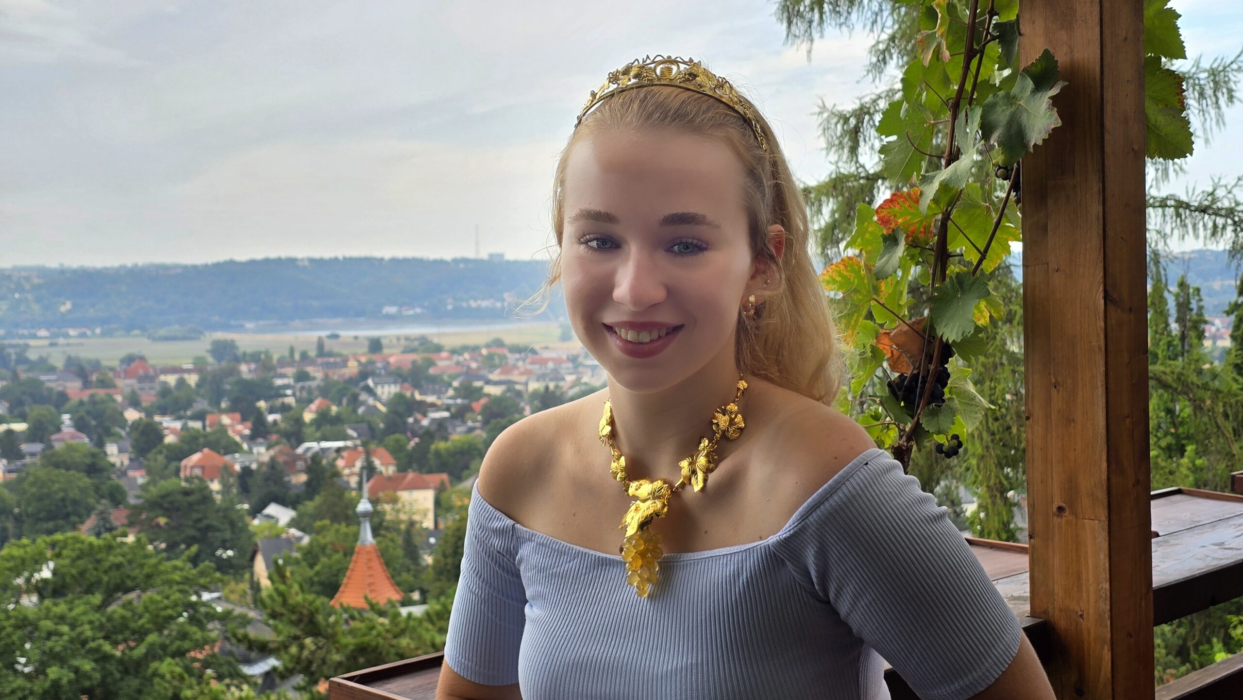 Luise Puhlmann zwischen Familienweinberg, Tanzparkett und Zukunftsplänen: ein persönlicher Besuch bei Sachsens Weinhoheit in Radebeul. Foto © Branczeisz